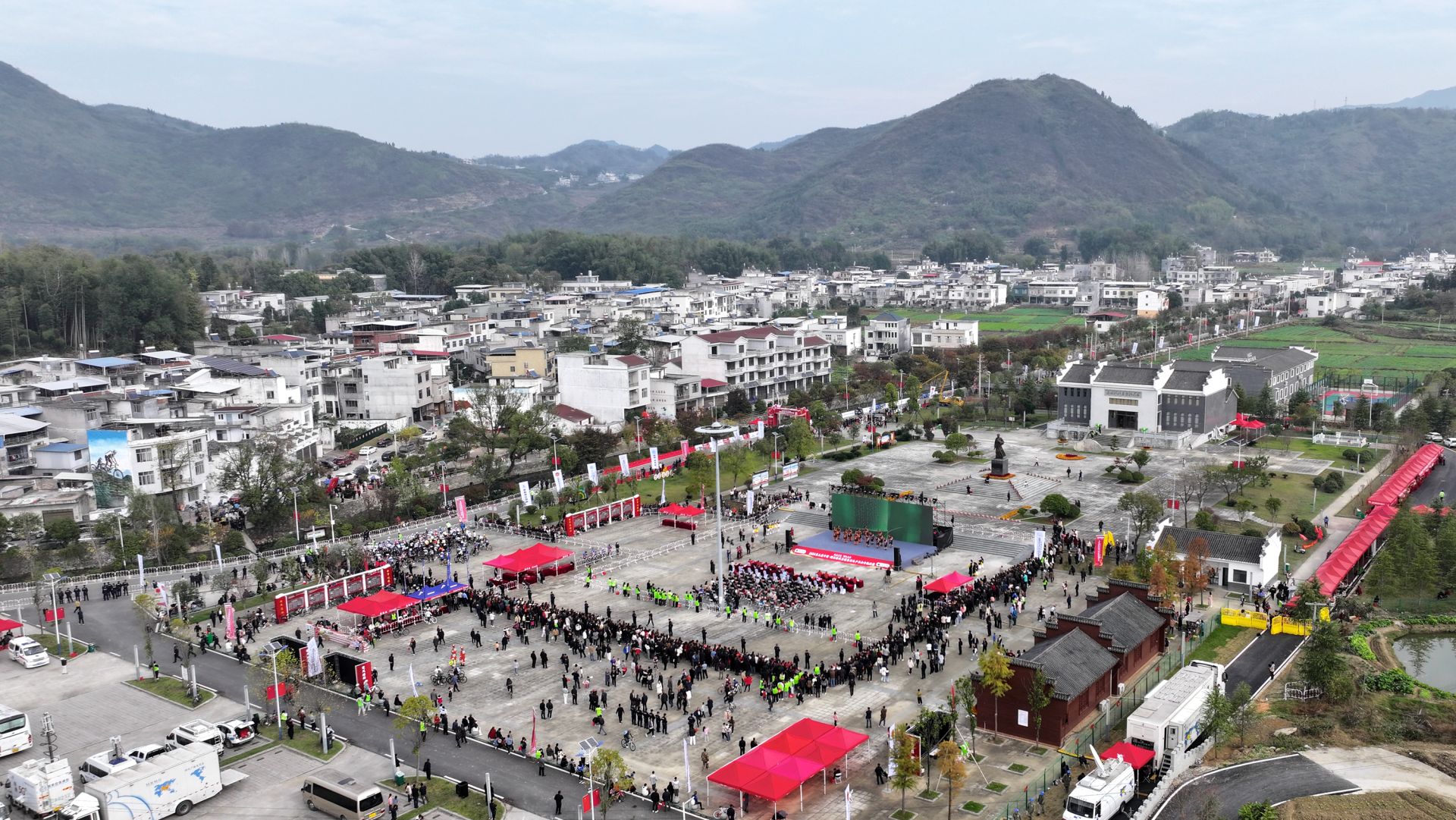 【聚焦自行车赛】红色文旅 “骑”乐无穷 2024第三届中国•湖北通城全国自行车户外公开挑战赛开赛(图1)